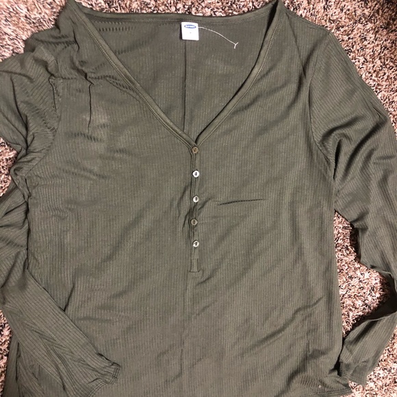 OLD NAVY~ RIBBED | LONG SLEEVE | CASUAL TOP!  MED | 
Army Green | Buttons | NWOT - Picture 3 of 3